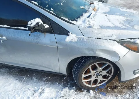 2015 Ford Focus Se z USA, uszkodzony, nr VIN 1FADP3F21FL302515